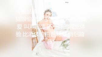 镜子前欣赏老婆