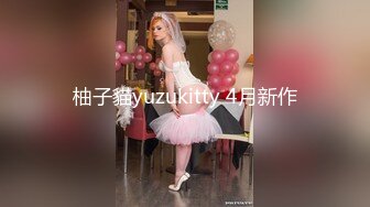 【新片速遞】   年轻小萝莉敏妹妹伺候两个小哥哥玩3P，护士情趣妇被两个小哥调教，床上床下各种抽插爆草玩弄，浪叫呻吟不止