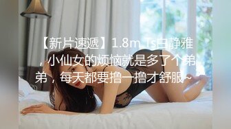 露脸身材黑丝情趣内衣的骚妹子，两个大奶子衬托出来很性感，吃完东西脱衣服开搞，道具插逼呻吟，看样子是被干多了!