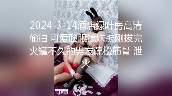 美女穿着渔网蕾丝晚上逛街