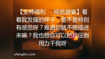 【新片速遞】   户外网红 露脸手持镜头骚货 卫生间里面掰穴特写，刚刮得毛毛美鲍鱼对白刺激