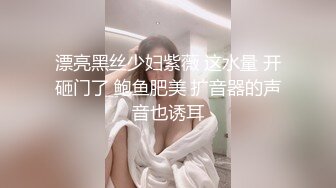 闷骚的小少妇露脸跟小哥激情啪啪，让小哥无套爆草，打桩机式的速度干的嫂子浪叫不断高潮不止，深喉口交舔逼