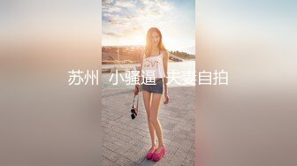 商场偷拍两个美女裙底风光屁股破洞牛仔裙美女丁字裤性感翘臀+少妇穿半透明草莓内发现镜头直接叫人了