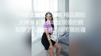 小哥憋坏了在洗浴找了个按摩小妹偷拍，看着颜值不错按着按着就把裤衩脱了玩打飞机，手法熟练真有点抗不住