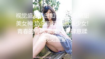 【新片速遞】   高跟骚货人妻母狗，约炮大学生小学弟 老公在一边拍摄，被小弟弟抬起黑丝美腿甜小穴 爽的不要不要的，年轻体力就是好