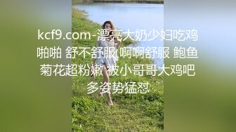 全景偷拍牛仔裤妹子 看着摄像头完全不知道在拍她