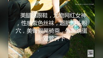 和单男在酒店无套干老婆，操到了语无伦次，手持镜头太刺激