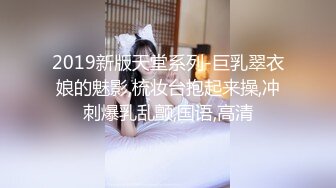 乖巧风骚的小少妇露脸跟大哥在沙发上激情，口交大鸡巴给大哥舔乳头