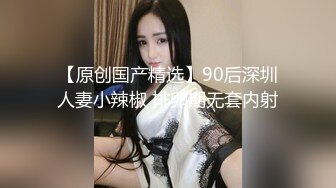 白色毛衣女神掀开小裙子后