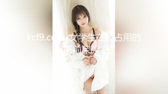 kcf9.com-女学生在被占用的厕所前尿尿 (1)