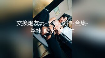  肚兜胖娘们跟老公玩直播 舔鸡巴说淫话草逼不带套按大屁股猛草