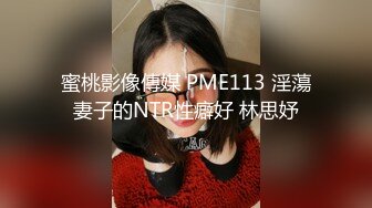 素颜也很美的良家小少妇镜头前诱惑狼友，让纹身大哥吃着奶子抠着逼，主动上位抽插大哥，浪荡呻吟不断别错过