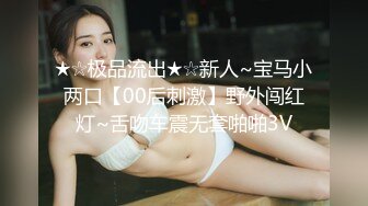 ❤️❤️小骚B一个，颜值身材在线，外表甜美大奶，细腰美臀，背上纹身，无毛骚穴，震动棒玩弄，让人欲罢不能