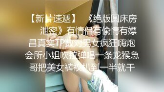 隔壁老王家借东西故意在卫生间藏个摄像头偷拍他和娇妻一起洗澡