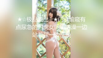 《母子乱伦》小伙周末回家给妈妈过生日 故意把妈妈灌醉偷偷操了她