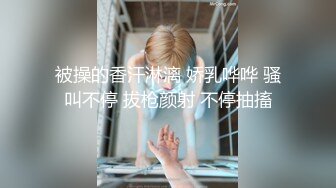 红唇性感翘臀美女开档丝袜包臀裙自慰诱惑，揉捏奶子张开双腿掰穴自摸，翘起屁股假吊抽插，高潮出水非常诱人!