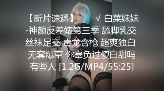 白嫩漂亮的美女被2个朋友故意带到KTV包房挑战刺激啪