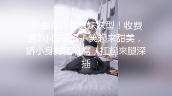 《居家摄像头破解》秃头大叔趁老婆不在家把相好的带回家一边自拍一边干还挺会玩