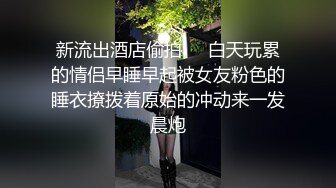 女友用穿了一天的黑丝给我足交，全射在丝袜脚上了