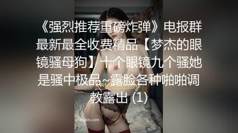 摆好镜头一边享受男人后入一边享受抽插