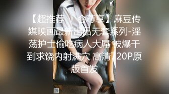 女神级清纯美妞终于不带义乳了，两个刚整的大奶子，开档黑丝双指扣穴，振动棒抽插出水，翘起美臀掰开给你看