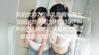 酒店女厕偷拍美女服务员只顾玩手机转圈围拍