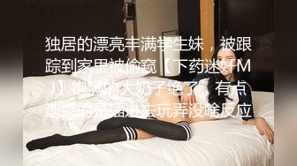 YC商场抄底两个吃零食白裙小美女 纯棉内裤前面有湿痕竟然无毛