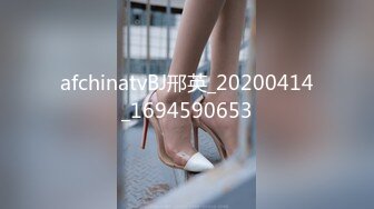 【OnlyFans】逃亡JJ爱KK，狂干群P，大型淫乱场面，两人真实夫妻，女的身材超级棒，群p的场面太过震撼 56