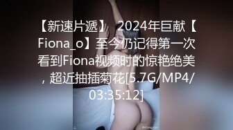 《极品CP魔手外购》大胆坑神潜入商场舞蹈工作室女公厕独占一个坑位隔板缝中连续偸拍 各种小姐姐方便美女脱个精光拉稀 (1)