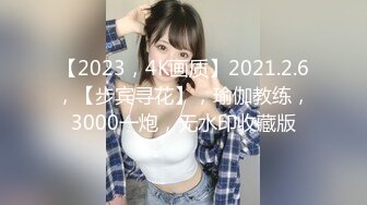 青春靓丽的商超美女，干净的小穴流出水水，阴穴形成小窝藏着水，清晰的看着尿道！