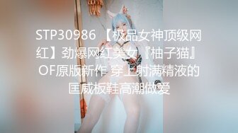 巨乳大妈床上玩弄自己的巨乳