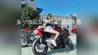 男孩鸡巴不好使只好用酒瓶帮漂亮长发女友解决，浪费个好逼