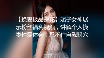   童颜巨乳小女友跟小哥激情啪啪，全程露脸玩滴蜡小游戏，交大鸡巴让小哥舔逼