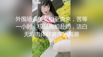   上面在玩吃鸡下面美女吃JB ，极品美女趴在桌子下交 ，吸吮大屌用脚磨蹭小穴 ，顶级蜜桃臀