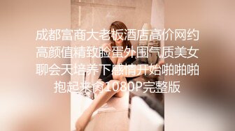 长发女仆装美少妇，女上位后入，手握着大鸡巴忘逼里面塞，在女上位戴套肛交，内射到逼里