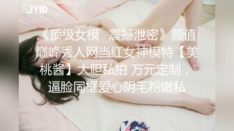 ⚫️⚫️美女如云商场女厕近景特写偸拍超多极品小姐姐方便，先拍私处在同步露脸全身，赏脸赏B视觉盛宴