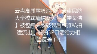 大学生背包客情侣在旅游景区的公厕里对着镜子啪啪