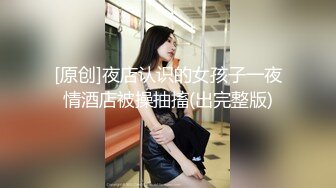 一个人玩两妞全程露脸口交大鸡巴，看两骚妹子亲嘴玩奶又抠逼淫水好多，浪叫呻吟不止让小哥轮流草嘴无套干逼