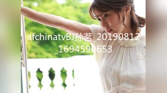   170CM眼镜美妞大战头套男，超细美腿吊带肉丝，毛毛浓密假屌伺候，扶着JB挺入抽送