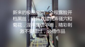 直接在厕所门口守候偷拍女同事尿尿