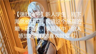 【新片速遞】合租房冒死趴门缝偷窥❤️身材丰满的美少妇洗澡