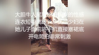 极限暴露 骚逼和男友在公共厕所当众裸体口交 惊的路人拿出手机拍摄 好刺激