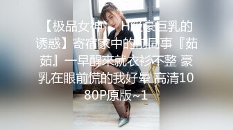 长发熟女级别的美少妇，露脸公厕里面直播大黑牛自慰