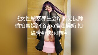 床上自拍，前面挂着女士内衣