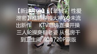 上面在玩吃鸡下面美女吃JB ，极品美女趴在桌子下口交