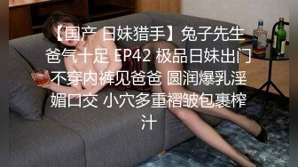 妹子偷偷拍下合租闺蜜洗香香