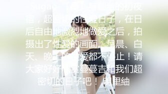 等电梯的少数民族着装美女 我们办公室一朵美丽的石榴花