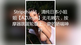  淫妻 这种绿帽老公的服务态度地上难找 老公抱着老婆扒开腿让单男操 老公后面推屁屁