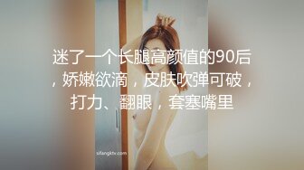  苗条妹子，一个人在卧室中反锁门，跳蛋自慰特写粉穴