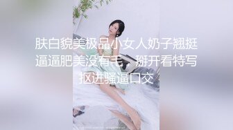 开档黑丝露脸风骚学妹的诱惑，逼逼都让人玩多了，淫声荡语听狼友指挥激情大秀，掰开骚穴看特写道具插入浪叫